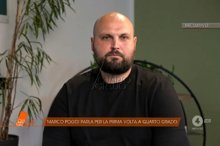 Marco Poggi calvo e barbuto in intervista televisiva, sfondo chiaro
