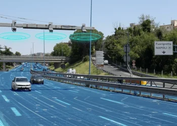 Autostrada intelligente di Napoli con corsia blu e veicoli connessi