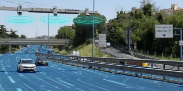 Autostrada intelligente di Napoli con corsia blu e veicoli connessi