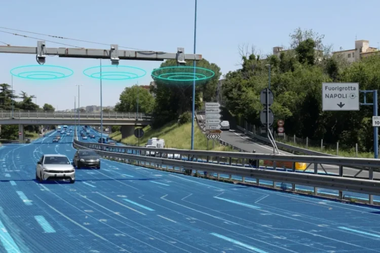 Autostrada intelligente di Napoli con corsia blu e veicoli connessi