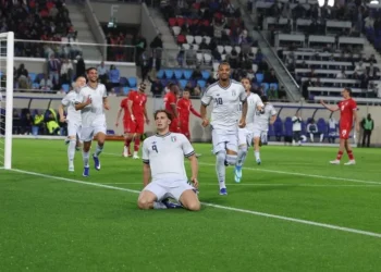 Pio Esposito festeggia un gol in ginocchio con i compagni