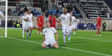 Pio Esposito festeggia un gol in ginocchio con i compagni