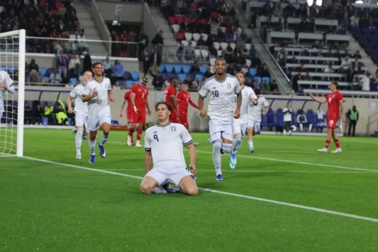 Pio Esposito festeggia un gol in ginocchio con i compagni