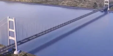 Vista aerea del ponte sospeso sullo Stretto di Messina