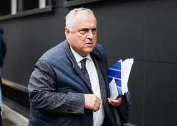Claudio Lotito, presidente Lazio, cammina con espressione seria