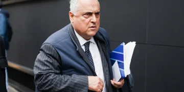 Claudio Lotito, presidente Lazio, cammina con espressione seria