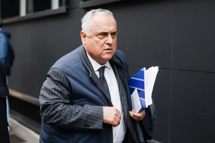 Claudio Lotito, presidente Lazio, cammina con espressione seria