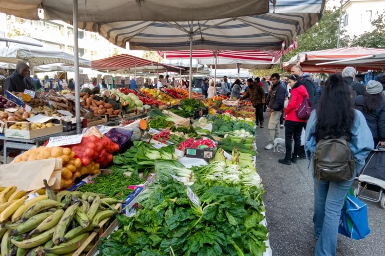 Bancarelle del mercato con frutta e verdura fresca e acquirenti