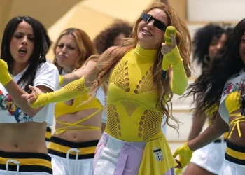 Shakira canta occhiali da sole sul palco con vestito giallo