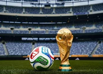 Pallone ufficiale Trionda e Coppa del Mondo FIFA sull'erba dello stadio