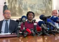 Dassilva parla, circondato da microfoni alla conferenza stampa, dopo l'assoluzione per l'omicidio di Pierina Paganelli