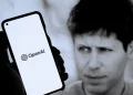 Primo piano Sam Altman, smartphone mostra logo OpenAI.