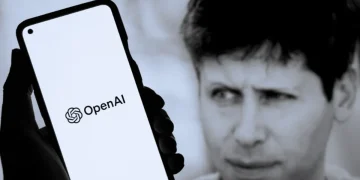 Primo piano Sam Altman, smartphone mostra logo OpenAI.