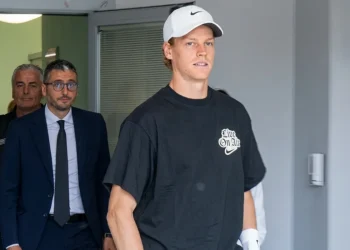 Jannik Sinner esce dall'ospedale San Raffaele indossando cappellino e maglietta nera