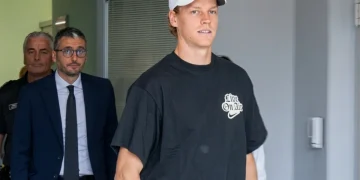 Jannik Sinner esce dall'ospedale San Raffaele indossando cappellino e maglietta nera
