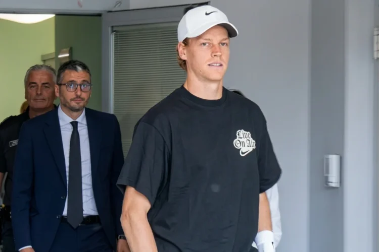 Jannik Sinner esce dall'ospedale San Raffaele indossando cappellino e maglietta nera