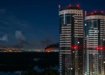 Fumo e fiamme divampano su Kiev di notte