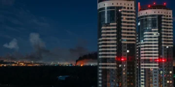 Fumo e fiamme divampano su Kiev di notte