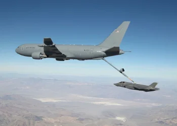 Aereo KC-46 Pegasus rifornisce in volo caccia F-35 dell'aeronautica americana