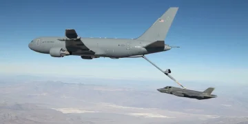 Aereo KC-46 Pegasus rifornisce in volo caccia F-35 dell'aeronautica americana