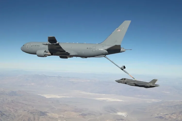 Aereo KC-46 Pegasus rifornisce in volo caccia F-35 dell'aeronautica americana