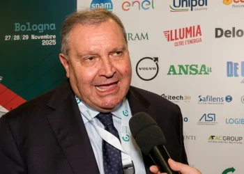 Tommaso Miele parla al microfono durante un evento a Bologna.