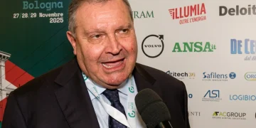 Tommaso Miele parla al microfono durante un evento a Bologna.
