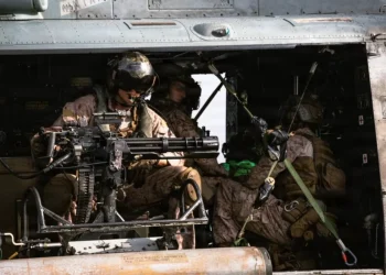 Marines con mitragliatrice a bordo di un elicottero militare