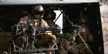 Marines con mitragliatrice a bordo di un elicottero militare