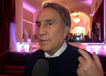 Emilio Fede nel 2016 parla a un microfono