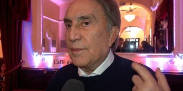 Emilio Fede nel 2016 parla a un microfono