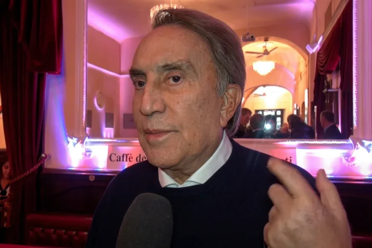 Emilio Fede nel 2016 parla a un microfono