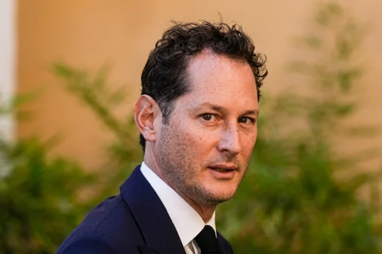 John Elkann volge lo sguardo di tre quarti in primo piano.