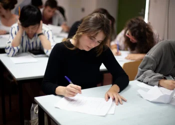 Maturità, l’AI delude sulle tracce: “Non ha indovinato”. E il caldo mette alla prova le scuole