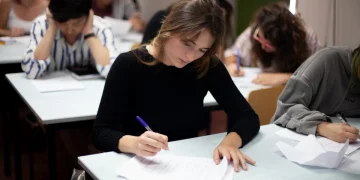 Maturità, l’AI delude sulle tracce: “Non ha indovinato”. E il caldo mette alla prova le scuole