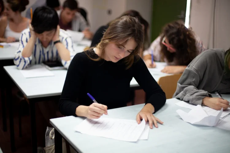 Maturità, l’AI delude sulle tracce: “Non ha indovinato”. E il caldo mette alla prova le scuole