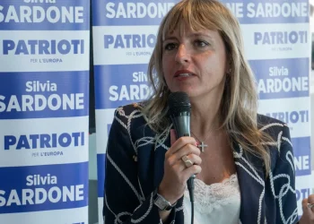 Silvia Sardone parla al microfono, sfondo banner elettorale del partito Patrioti.