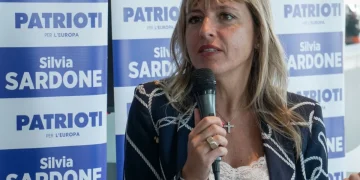 Silvia Sardone parla al microfono, sfondo banner elettorale del partito Patrioti.