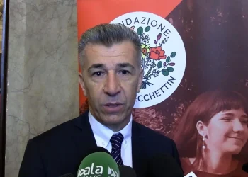 primo piano di Gino Cecchettin che parla a un microfono per la Fondazione Cecchettin e denuncia la presenza di stereotipi sessuali nei libri di testo delle scuole elementari