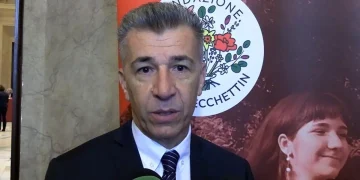primo piano di Gino Cecchettin che parla a un microfono per la Fondazione Cecchettin e denuncia la presenza di stereotipi sessuali nei libri di testo delle scuole elementari
