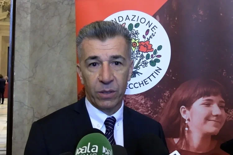 primo piano di Gino Cecchettin che parla a un microfono per la Fondazione Cecchettin e denuncia la presenza di stereotipi sessuali nei libri di testo delle scuole elementari