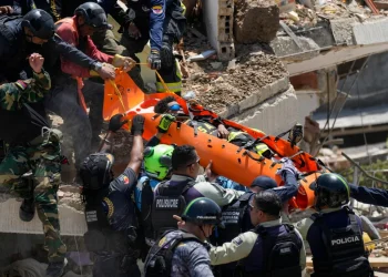 Soccorritori estraggono vittima da macerie dopo terremoto in Venezuela.