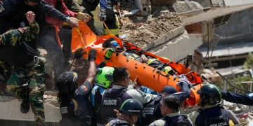 Soccorritori estraggono vittima da macerie dopo terremoto in Venezuela.