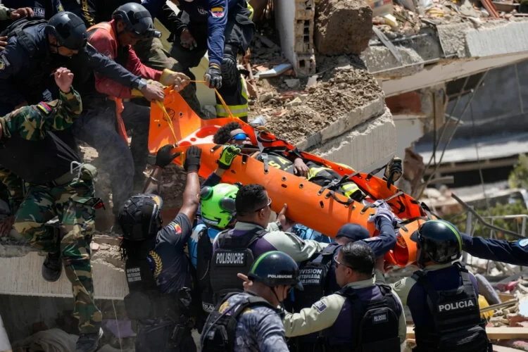 Soccorritori estraggono vittima da macerie dopo terremoto in Venezuela.