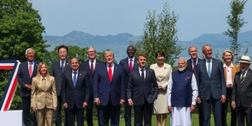 Leader del G7 posano insieme durante il vertice in Francia
