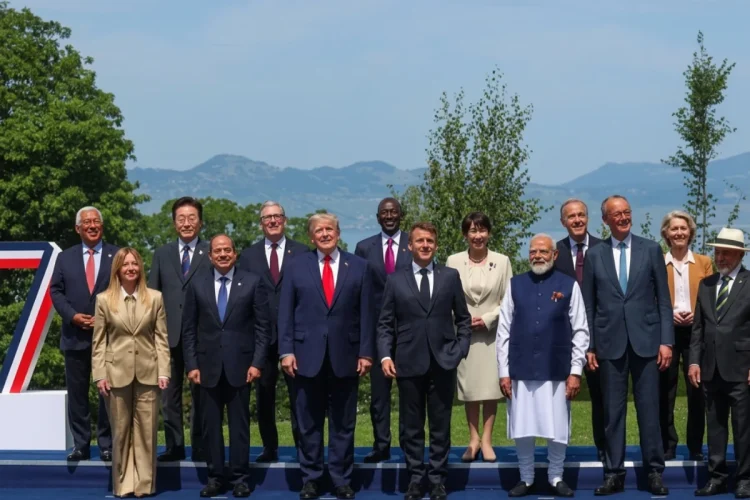 Leader del G7 posano insieme durante il vertice in Francia