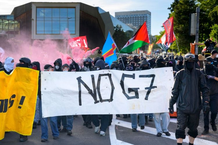 Gli scontri a Ginevra per il G7 da parte dei black bloc