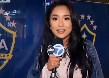 Giornalista americana parla al microfono con logo LA Galaxy sfondo