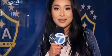 Giornalista americana parla al microfono con logo LA Galaxy sfondo