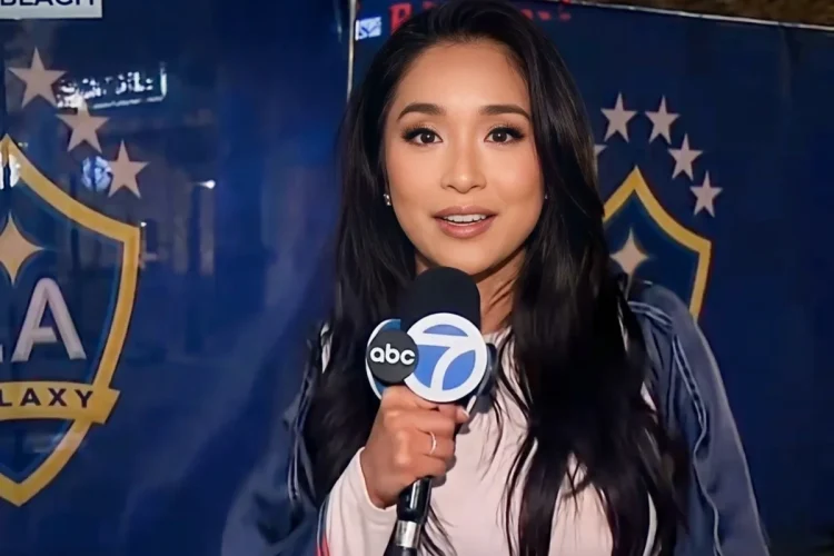 Giornalista americana parla al microfono con logo LA Galaxy sfondo